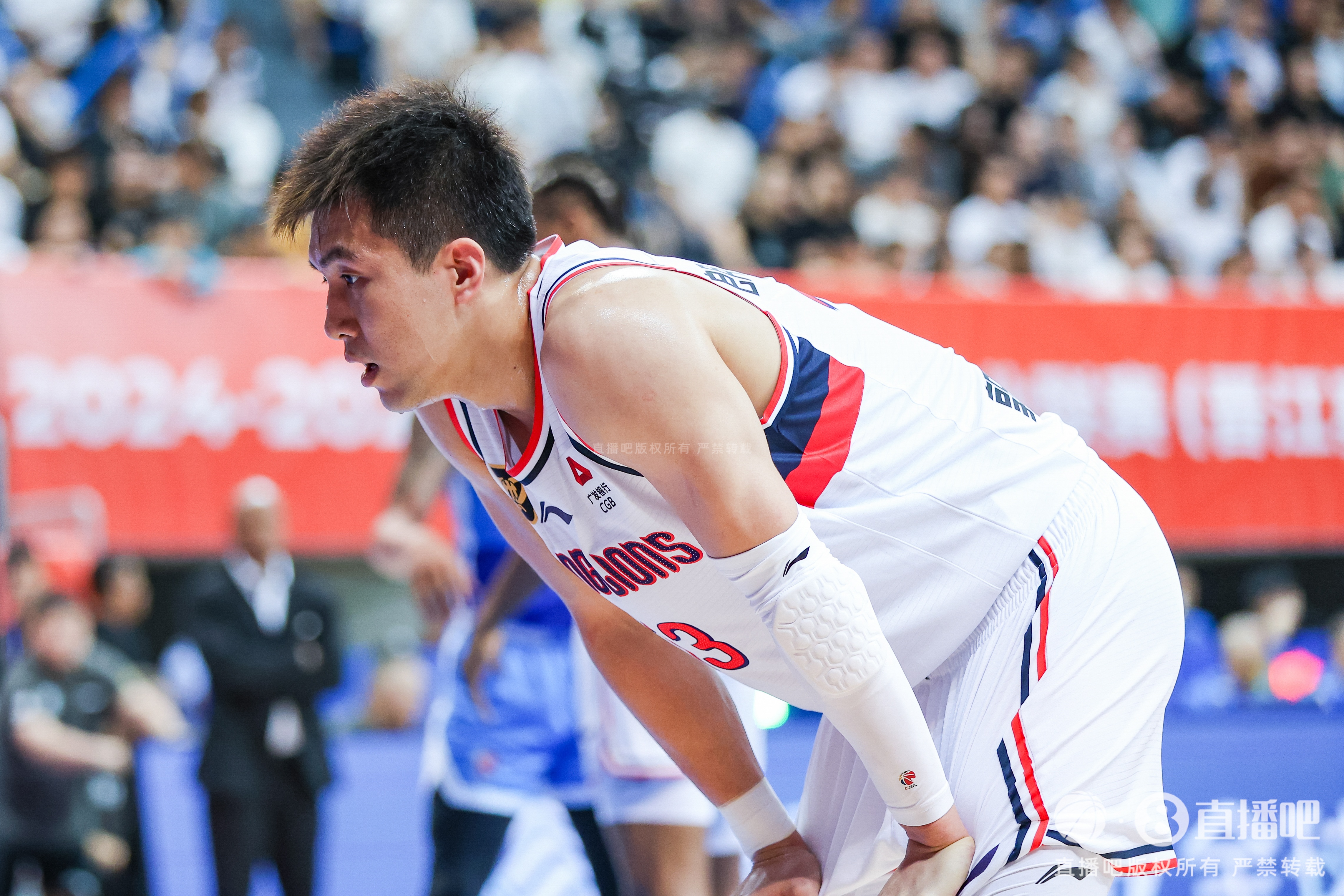 开云安卓下载-黑透了的一年!郭艾伦3月初遭膝盖重伤赛季报销 今又被诈骗近千万